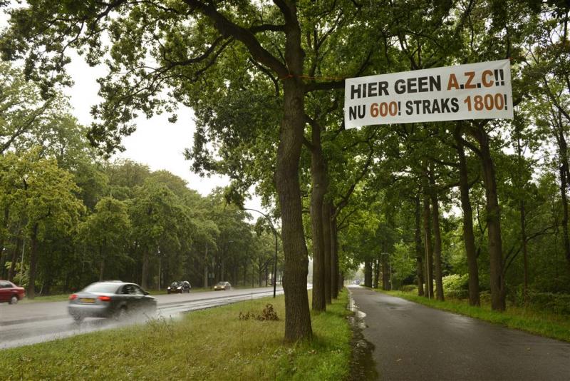 Protestmars tegen komst azc in Enschede