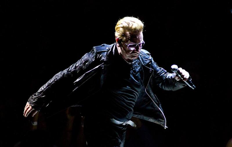 U2 brengt eerbetoon aan prins Friso