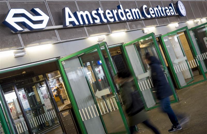 Politie vangt vluchtelingen Amsterdam CS op