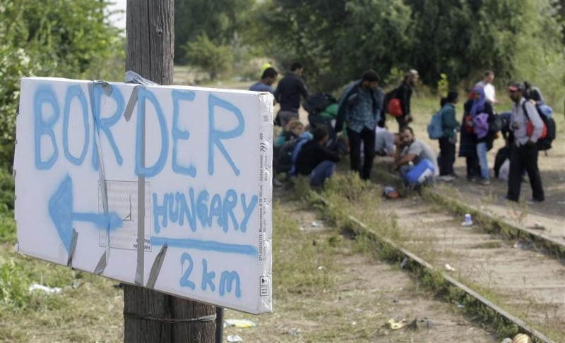 Activisten helpen migranten aan andere routes