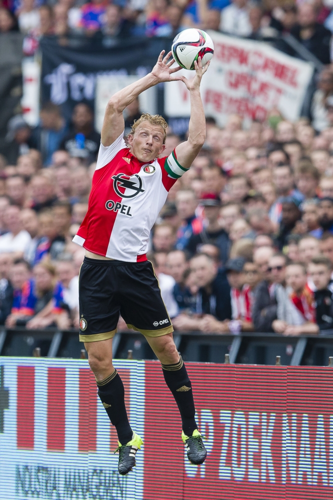 Waar is Dirk Kuyt hier mee bezig? (Pro Shots/Toin Damen)