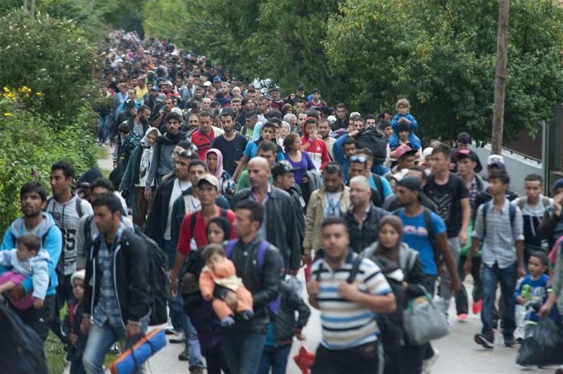 Veel vluchtelingen op valreep naar Hongarije