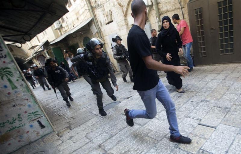 Rellen bij al-Aqsamoskee Jeruzalem houden aan
