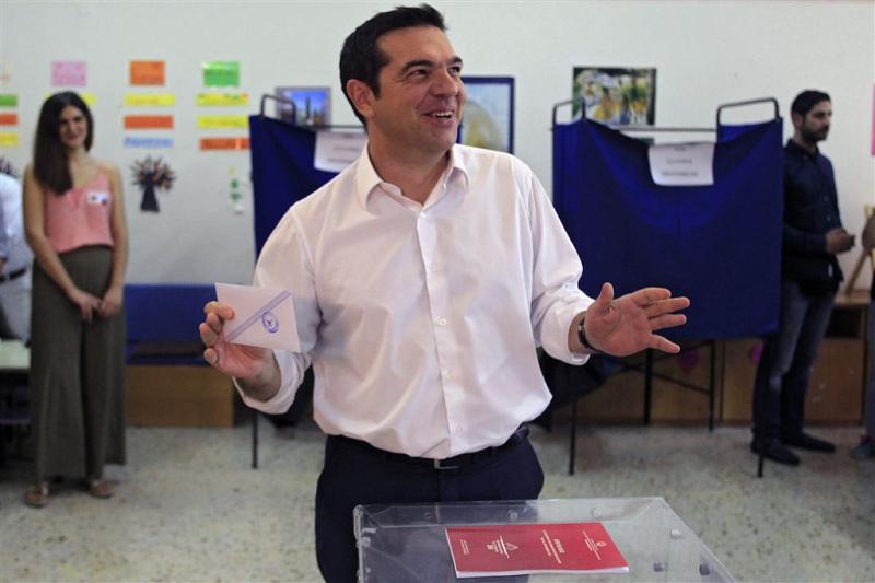Zelfverzekerde Tsipras brengt stem uit