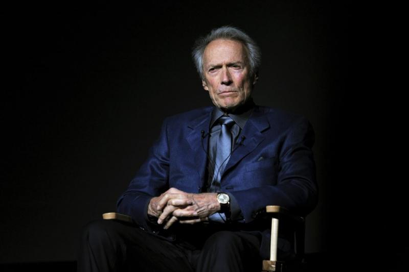 Clint Eastwood lonkt naar Doris Day
