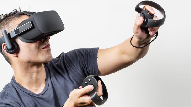 Speler bedient Oculus Touch-controllers