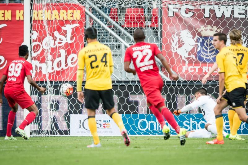 Mokotjo (22) zette FC Twente op een 2-0 voorsprong. (PRO SHOTS/Ronald Bonestroo)
