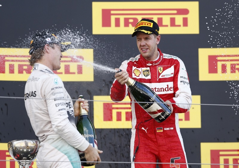 Op het podium van de Grand Prix van Japan dolt Sebastian Vettel met Nico Rosberg. Wat zou een goed onderschrift zijn bij deze foto? (Pro Shots/Zuma Sports Wire)