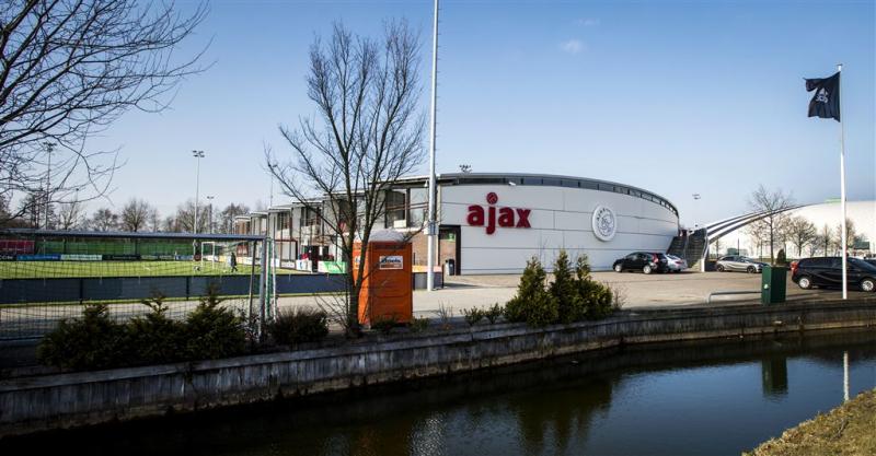 100 Ajax-fans opgepakt na bezetten kantine 