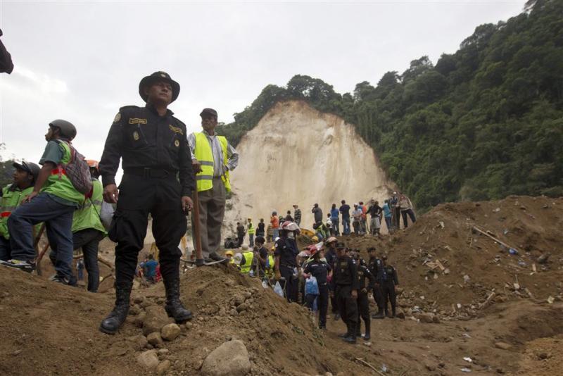 Dodental aardverschuiving Guatemala naar 73