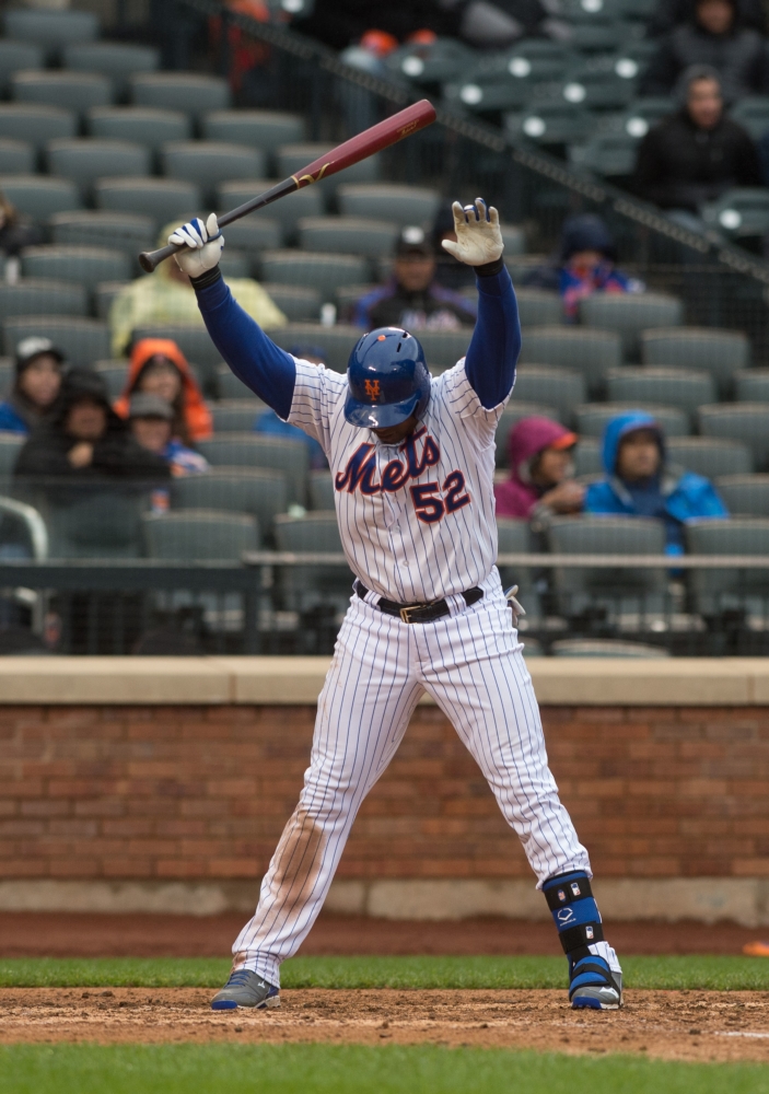 New York Mets-center fielder Yoenis Cespedes bereidt zich voor op zijn slagbeurt, wat zou een goed onderschrift zijn bij deze foto? (Pro Shots/Zuma Sports Wire)