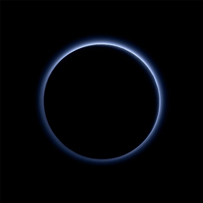 Pluto heeft blauwe luchten en rood ijs