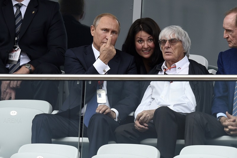 Vladimir Putin en Bernie Ecclestone hebben zo te zien een bijzonder goed gesprek op de tribune bij de Grand Prix van Rusland in Sochi, waar zouden beide heren het over hebben? (Pro Shots/Zuma Sports Wire)