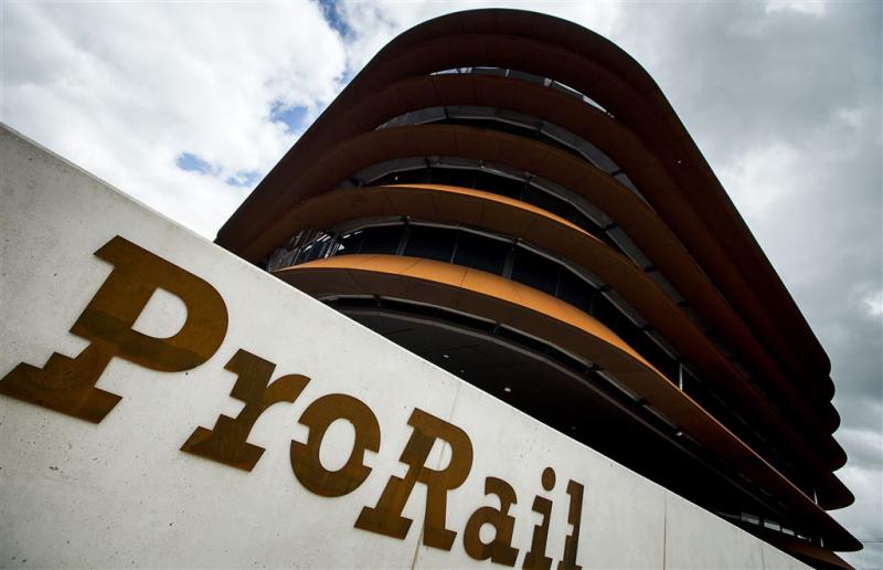 ProRail doet aangifte tegen spoorboomduikers
