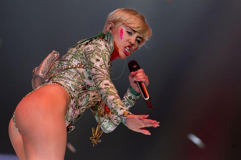 Miley Cyrus en Flaming Lips naakt podium op