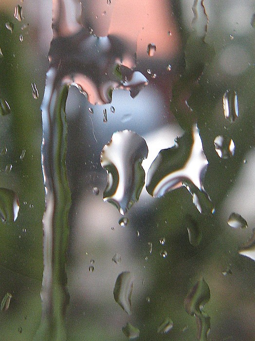 close-up van een regendruppel op het raam  (Foto: Joke)