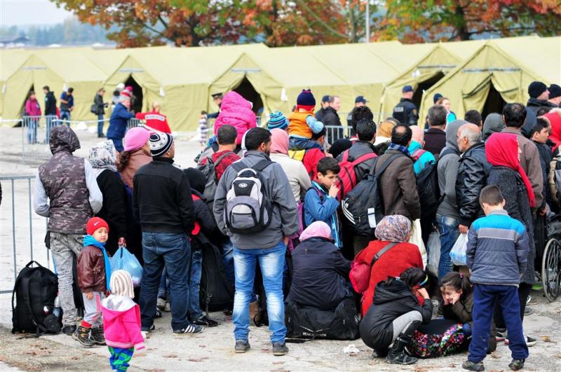 Slovenië laat per dag 2500 vluchtelingen toe