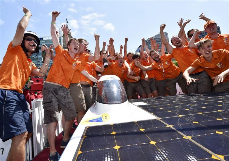 Delftse studenten winnen Solar Challenge