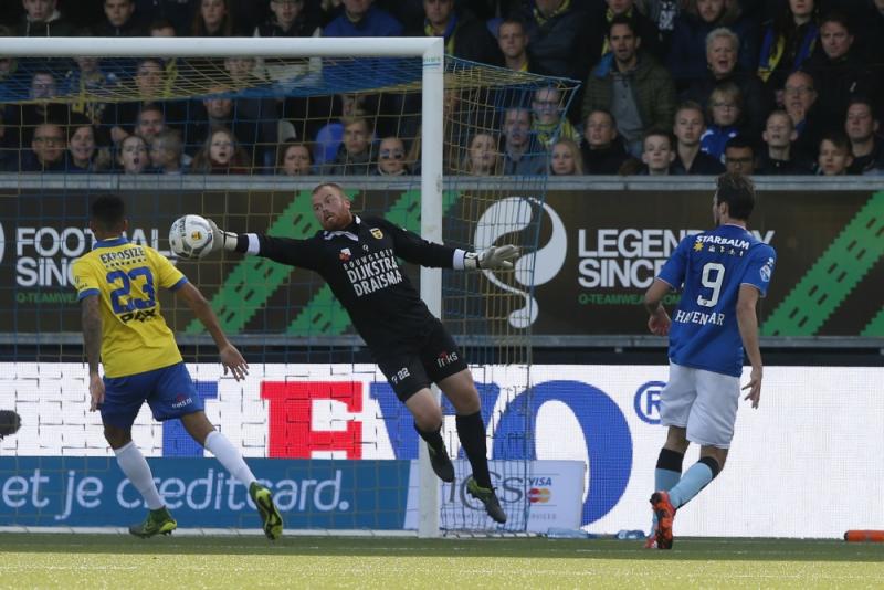 Cambuur-doelman Nienhuis had ook deze week weer enkele goede reddingen paraat (Pro Shots/Henk Jan Dijks)