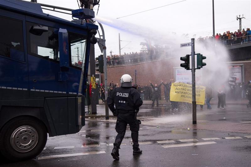 Duitse politie zet waterkanon in bij protest