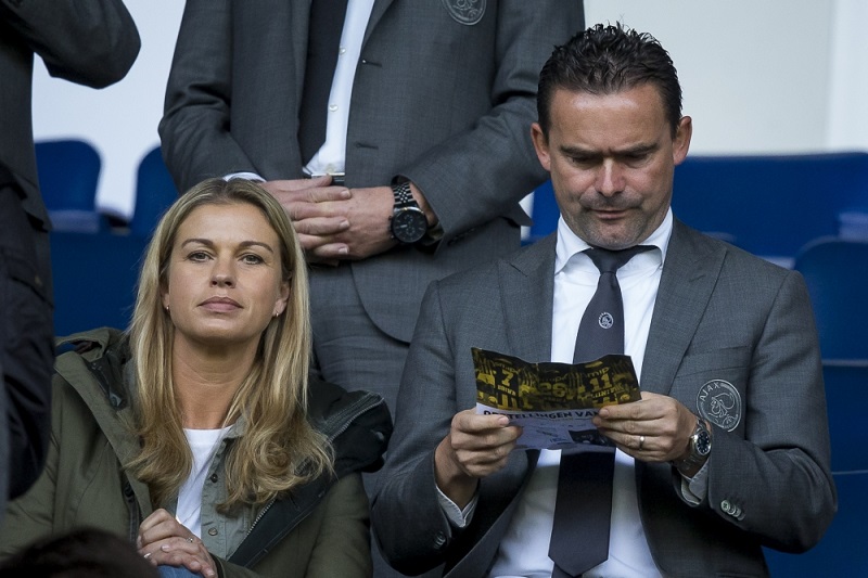 Marc Overmars leest blijkbaar iets opmerkelijks in het programmaboekje van Vitesse. Wat zou een goed onderschrift zijn bij deze foto? (Pro Shots / Joep Leenen)