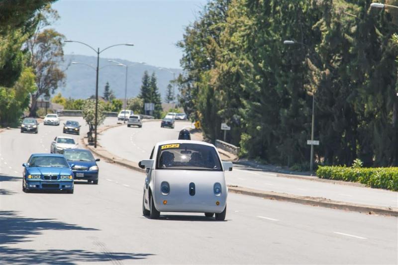 Auto Google rijdt langzamer in buurt kinderen