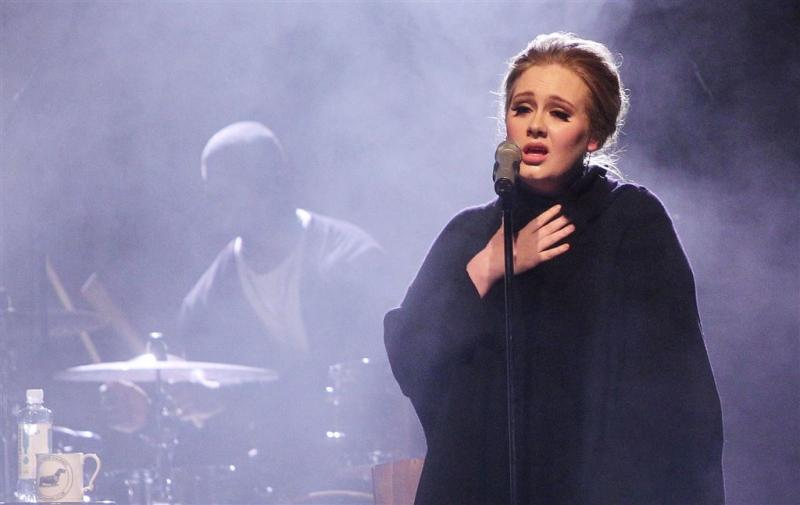 Adele stevig op één met Hello