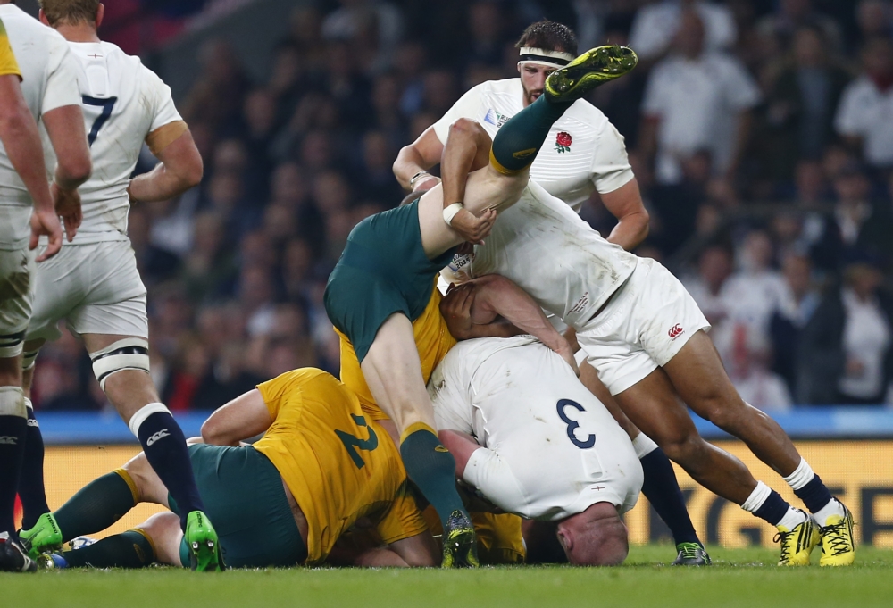 De spelers van Engeland en Australië liggen/hangen/vallen/duiken alle kanten op (Pro Shots / Action Images)