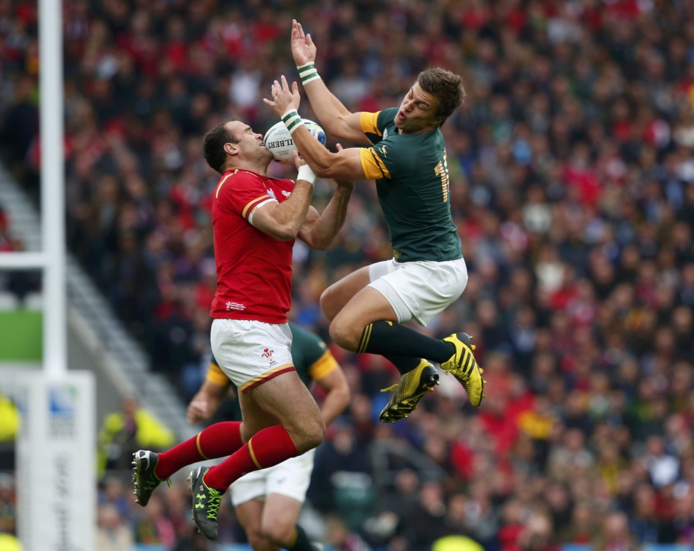 De Zuid-Afrikaan Handre Pollard en Jamie Roberts Wales trotseren elkaar hoog in de lucht (Pro Shots / Action Images)