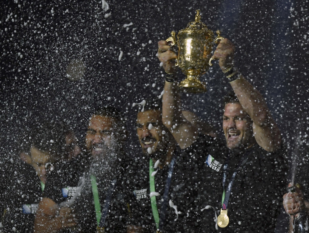 En tenslotte was de champagne en de beker voor de wereldtitel voor het team uit Nieuw-Zeeland (Pro Shots / Action Images)