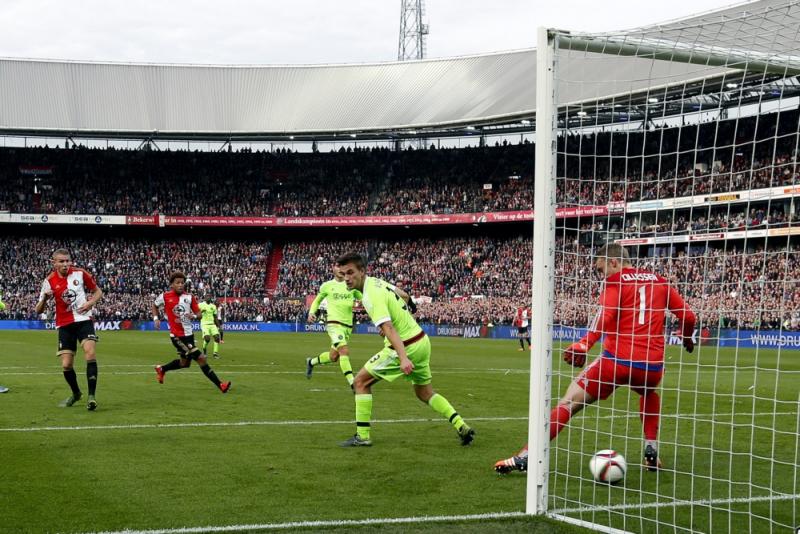 Sven van Beek brengt De Kuip in extase door de 1-0 te maken. (PRO SHOTS/Stanley Gontha)