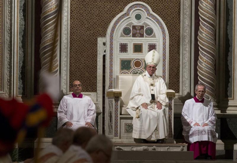 Paus vindt dat kerk geobsedeerd is door geld