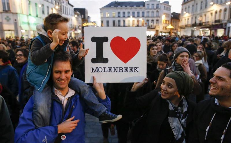 Duizenden mensen bijeen in Molenbeek (Foto: ANP)