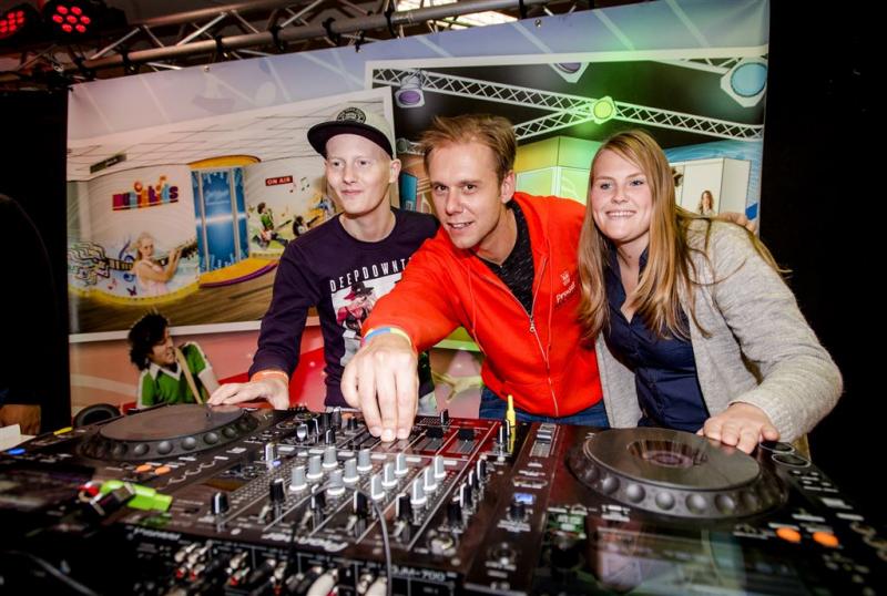 Armin maakt muziek in Prinses Máxima Centrum