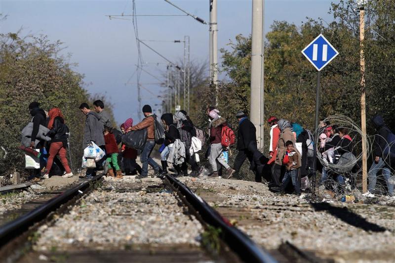 Vluchtelingen bestormen hek grens Griekenland