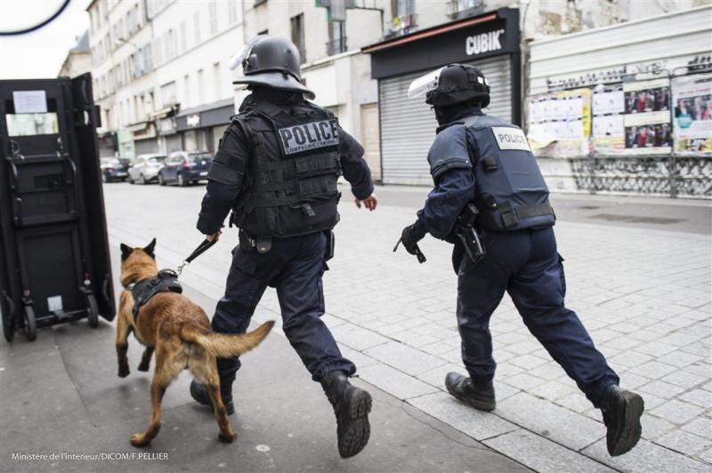 Rusland schenkt Frankrijk puppy na aanslagen