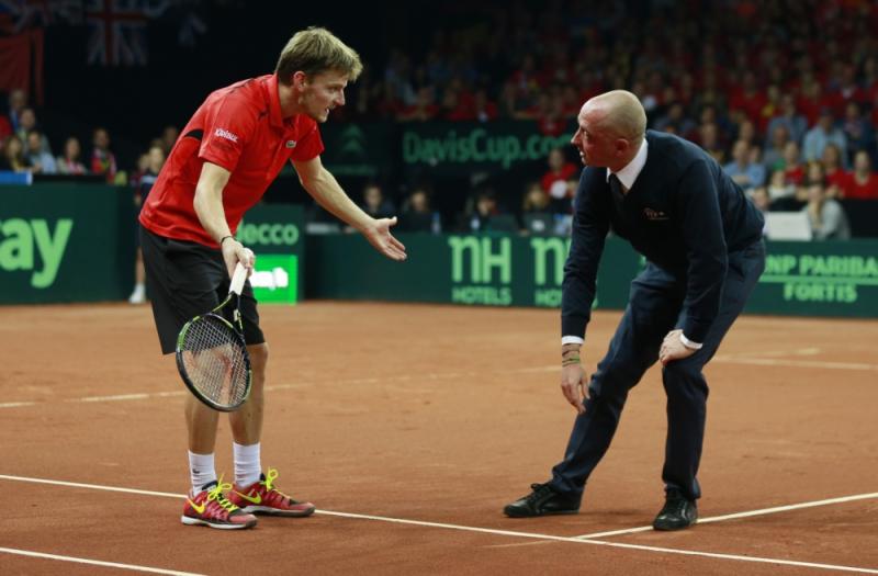 De Belg David Goffin heeft een discussie met de umpire tijdens de finale van de Davis Cup, waar hebben beide heren het hier over? (Pro Shots / Action Images)