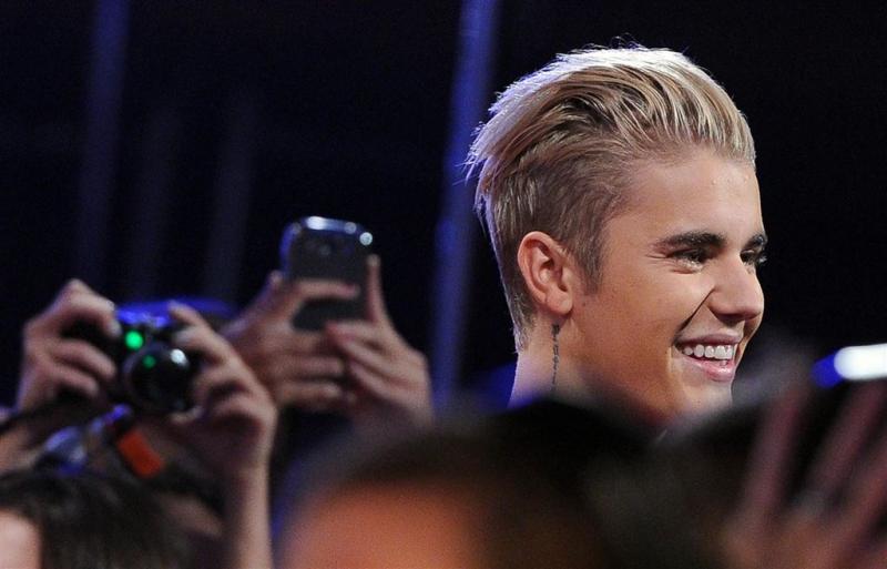 Spotify beloont Justin Bieber met pingpongbat