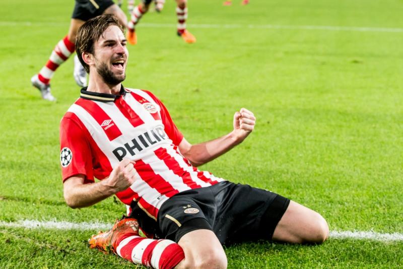 Davy Pröpper schiet PSV naar knockoutfase Champions League (Pro Shots/Kay int Veen)