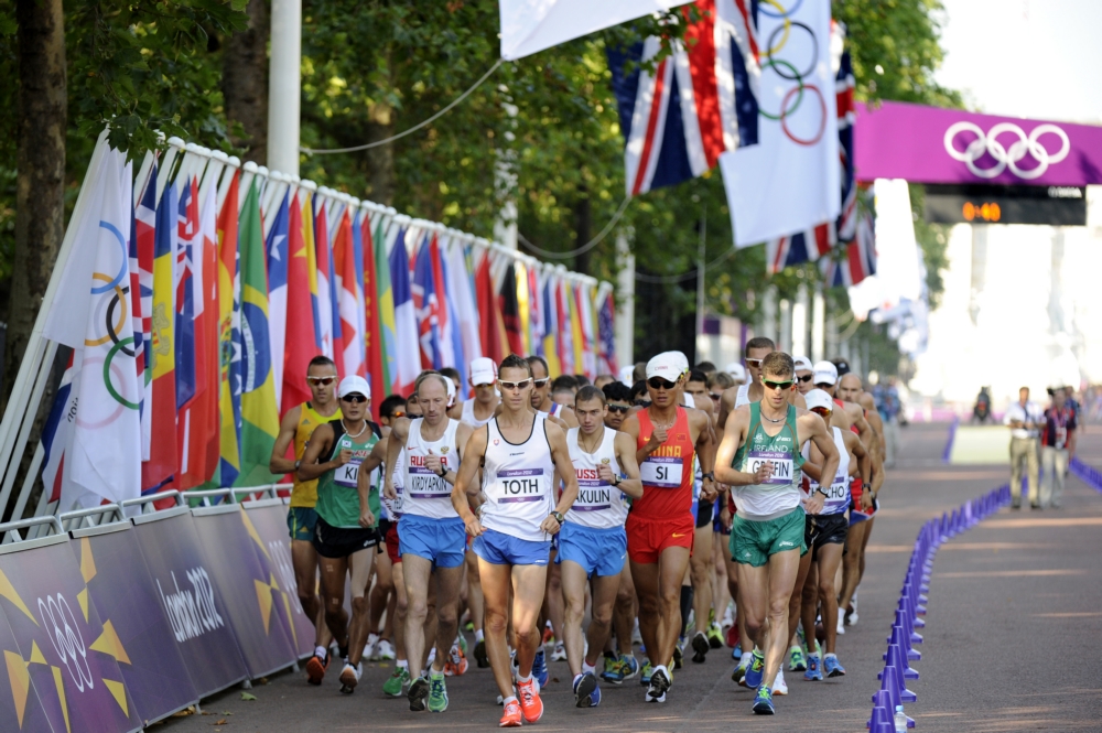 Kirdyapkin en Bakulin volgen de Slowaakse leider Matej Toth tijdens de olympische 50 kilometer in Londen (PRO SHOTS/DPPI)