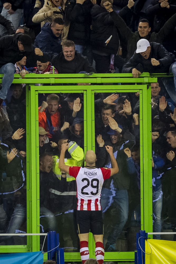 Jorrit Hendrix viert het winnende doelpunt van PSV tegen Vitesse met de PSV-supporters, wat zou een goed onderschrift zijn bij deze foto? (Pro Shots / Joep Leenen)