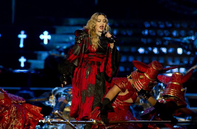Madonna verrast Parijs met straatoptreden