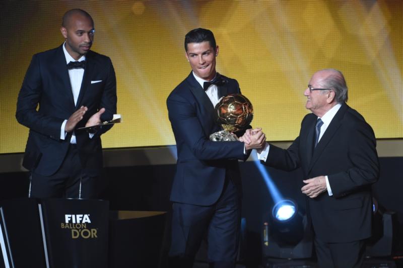 Ronaldo ontvangt de felicitaties van FIFA-voorzitter Sepp Blatter (Pro Shots / Gepa)