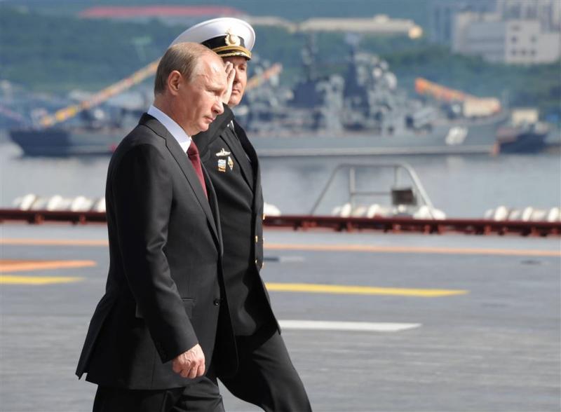 Poetin loopt als een cowboy
