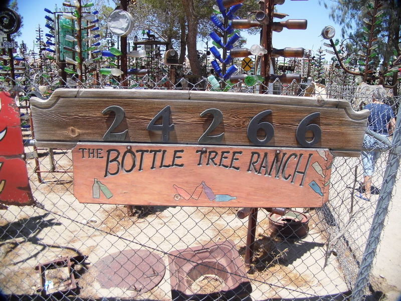 De ingang van The Bottle Tree Ranch  (Foto: Rewimo & qltel)