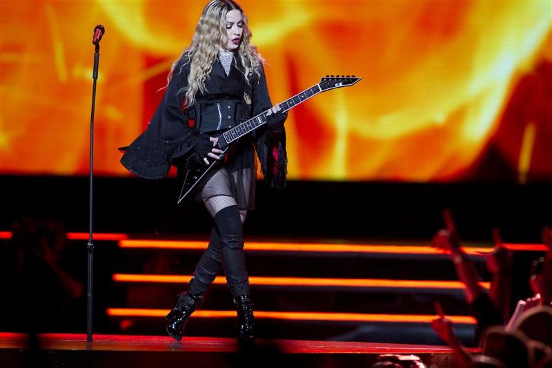 Madonna zingt verder zonder geluid en licht