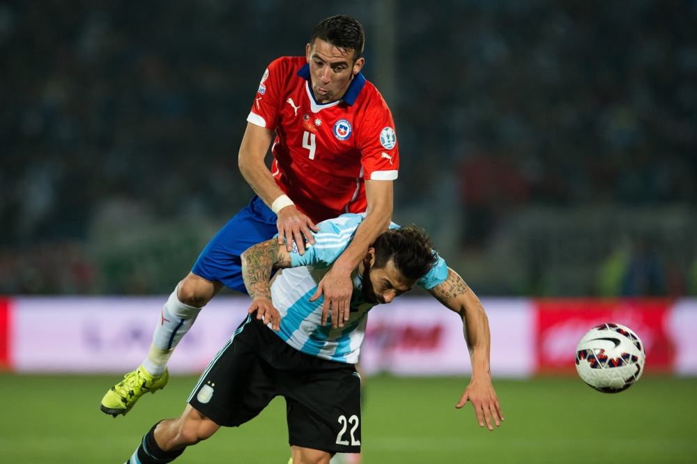 De Chileen Mauricio Isla en de Argentijn Ezequiel Lavezzi vechten een stevig duel uit in de finale (Pro Shots / Zuma Sports Wire)