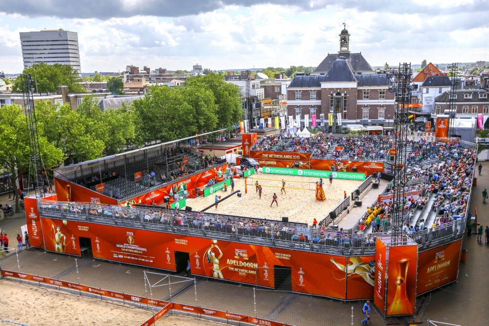Het WK beachvolleybal werd in Apeldoorn verspeeld voor het stadhuis (Pro Shots / Peter Lous)