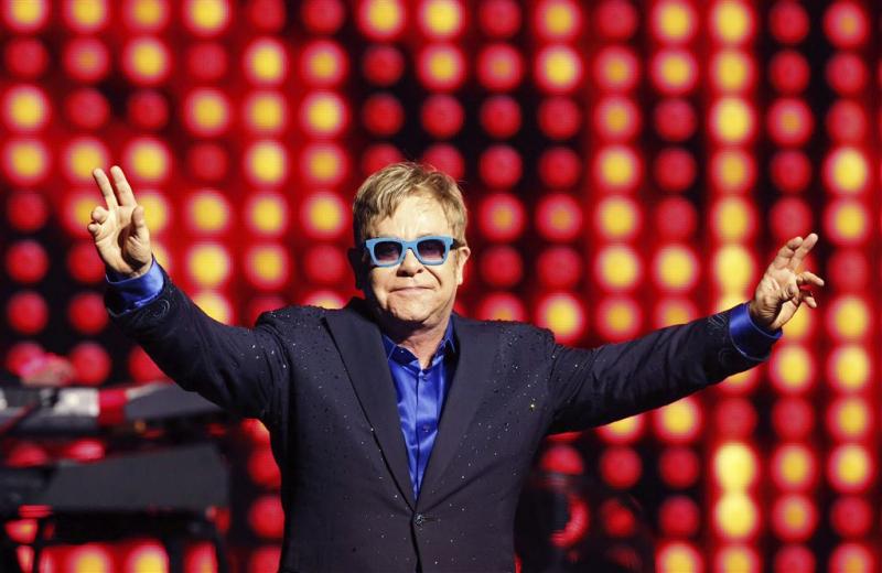 Elton John gezien in rolstoel