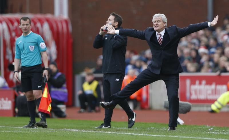 Stoke-manager Mark Hughes haalt vreemde toeren uit aan de zijlijn in de wedstrijd tegen Manchester United. Wat zou een goed onderschrift zijn bij deze foto? (Pro Shots / Action Images)